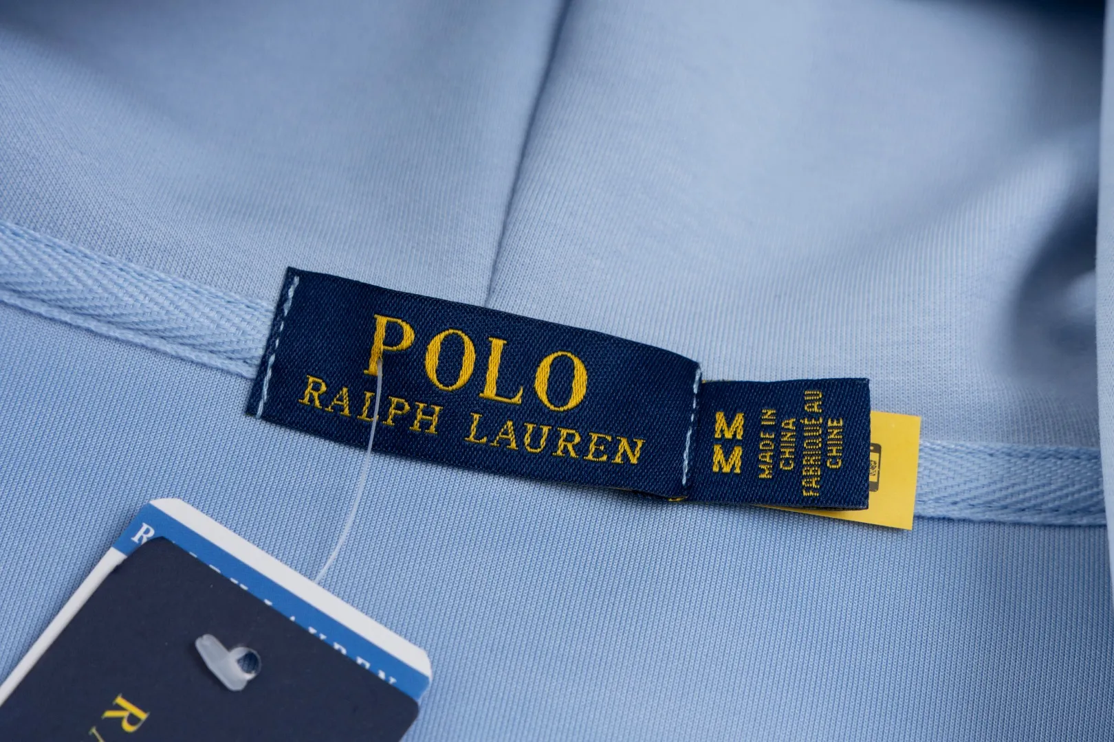 P236 #R95 Ralph Lauren/Ralph Lauren Twelve Color Pony🐎 Embroidered zipper cardigan jacket hooded sweatshirt This hooded sweatshirt is decorated with a simple style that represents Ralph Lauren. It is paired with a pony embroidery pattern, which is three-dimensional and full! The solid color fabric paired with exquisite embroidery instantly sets it off! Hooded sports design, loose and casual fit! The overall texture is very strong! Through the pictures, we can feel the thickness and texture of custom-woven and dyed threads. The workmanship is exquisite. They are shipped from major foreign trade factories. They are all made by masters with many years of experience. Everything is of high standards and requirements! Simple and versatile style ~ super delicate and soft, close to the body without being tied, all fabrics and accessories are original custom-made and of high quality! Perfectly reflects the brand’s sense of superiority! Standard cut, comfortable stretch, unrestricted movement! Highly practical, high-end and classy! Versatile style ~ can be paired with jeans or jogging pants. Ideal for transitioning from your morning commute to weekend events!  Color: Black with red label Black with white label Khaki Navy blue with red label Navy blue with white label White Light gray Dark gray Burgundy Army green Light blue Pink Size: S M L